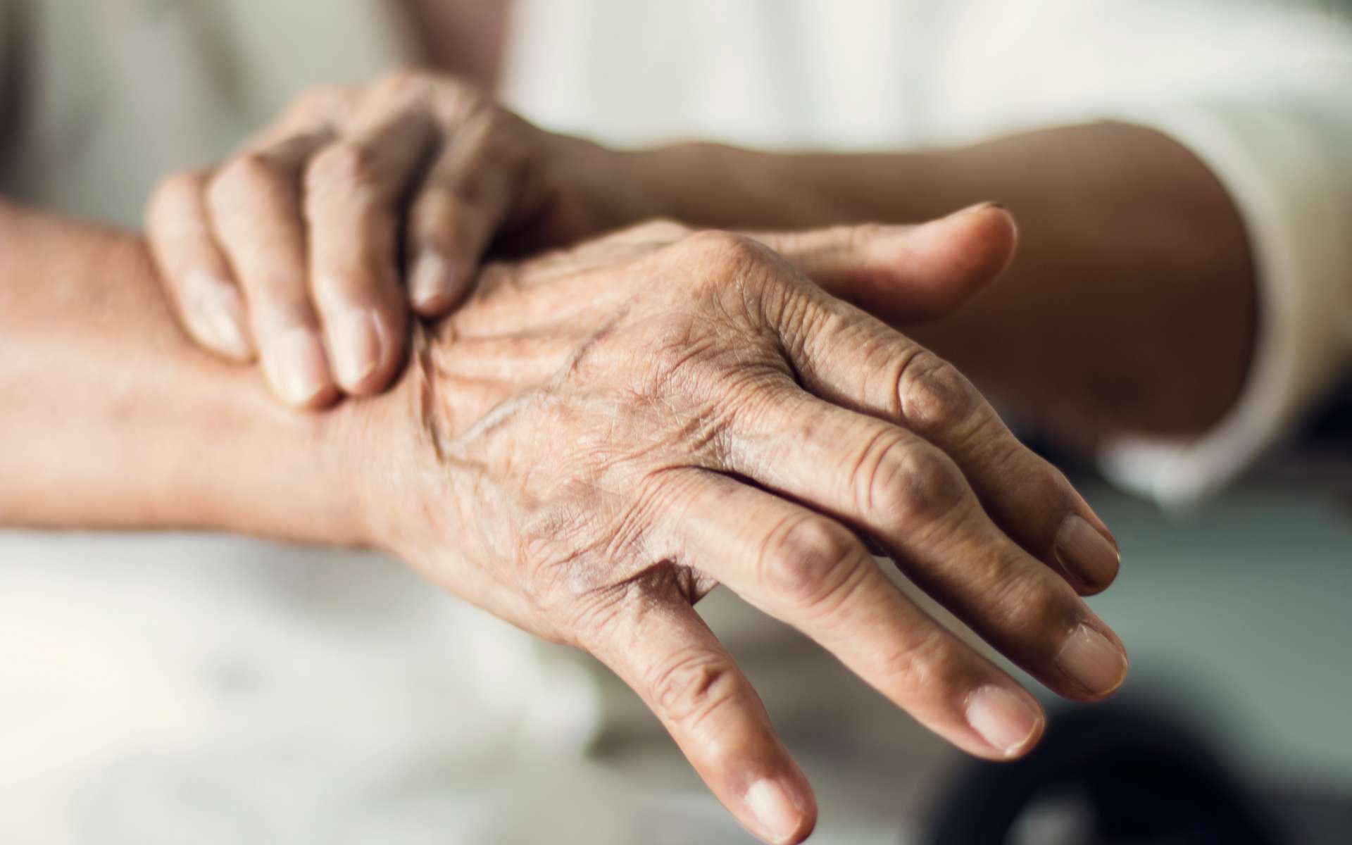 Se fouiller le nez, une habitude qui favorise la démence et Alzheimer ?